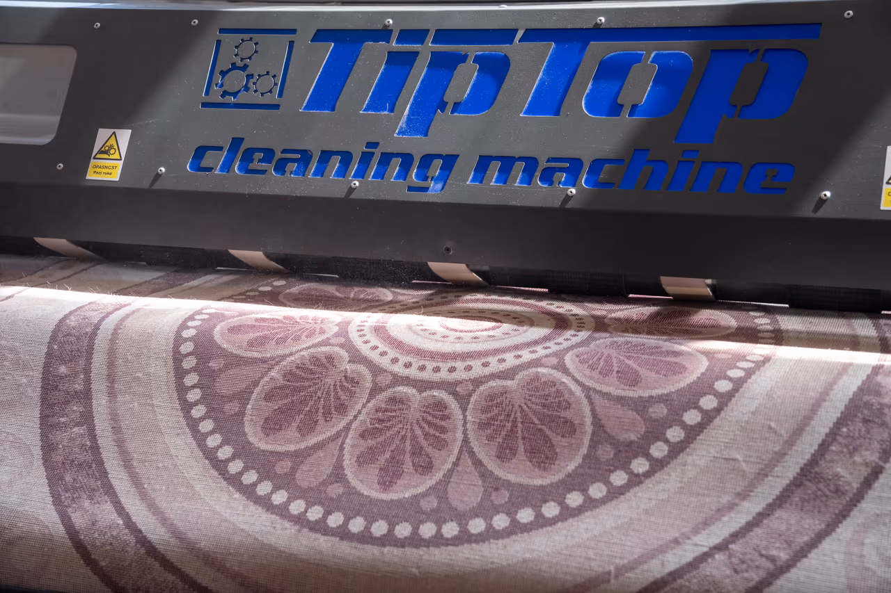 Tepih prolazi kroz industrijsku mašinu za čišćenje